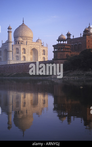 India, Uttar Pradesh, Agra il Taj Mahal, costruito da Shah Jahan, completato 1653. La riflessione nel fiume Yamuna. Foto Stock