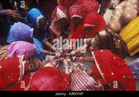 India, Rajsatan, Jaipur pre Mehendi matrimonio cerimonia nuziale che coinvolgono donne locali Foto Stock