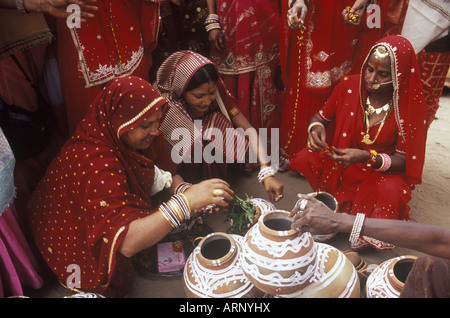 India, Rajsatan, Jaipur pre cerimonia nuziale che coinvolgono le donne Foto Stock