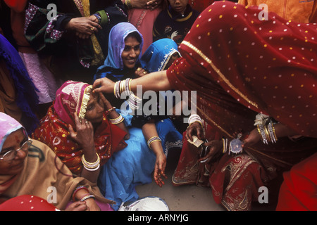 India, Rajsatan, Jaipur pre Mehendi matrimonio cerimonia nuziale che coinvolgono donne locali Foto Stock