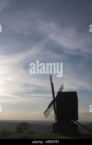 [Brill Windmill], Buckinghamshire, Inghilterra, Regno Unito, silhouette della tradizionale 'post-mill' contro nuvoloso cielo estivo Foto Stock