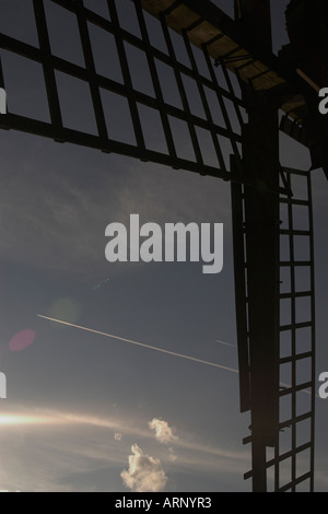 [Brill Windmill], Buckinghamshire, Inghilterra, Regno Unito, silhouette di grandi vele di legno contro il cielo, [close up] Foto Stock