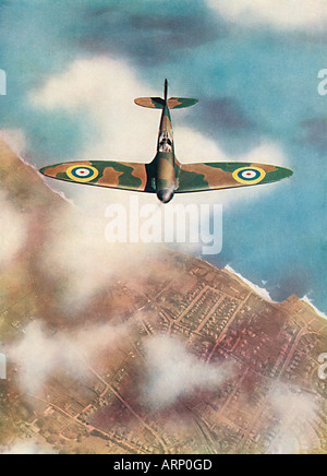 Spitfire 1939 foto dei mitici inglese aereo da combattimento progettato da Reginald Mitchell volando sopra la costa inglese Foto Stock