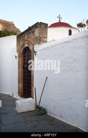 Piccola chiesa giù uno di Lindos s caratteristici vicoli Rodi Grecia Foto Stock