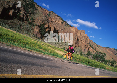 Stati Uniti d'America, Wyoming, escursioni in bicicletta lungo il fiume Shoshone nel Wapiti Valley, Yellowstone Cody Foto Stock