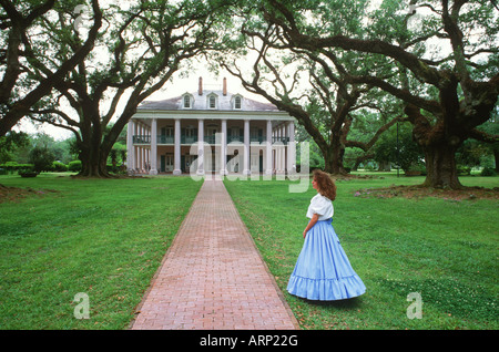 Stati Uniti d'America, Louisiana, Oak Alley Plantation con la donna in costume Foto Stock