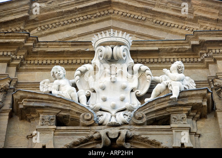 Protezione dei medici sulla facciata della chiesa di San Michele e San Gaetano in Via Tornabuoni Firenze Toscana Italia Foto Stock