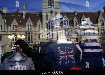 Ampia St, Oxford. La riflessione è quella di Baliol College. Foto Stock