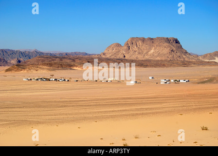 Il paesaggio del deserto che mostra Bedoiun Camp, la penisola del Sinai, Repubblica di Egitto Foto Stock