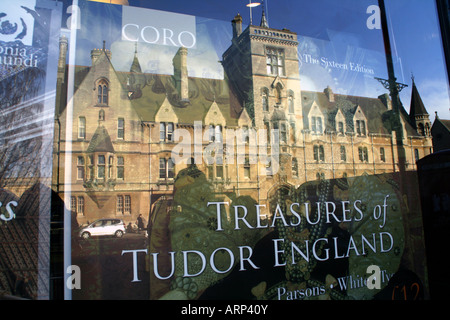 Blackwells Bookstore, ampia St, Oxford. La riflessione è quella di Baliol College Foto Stock