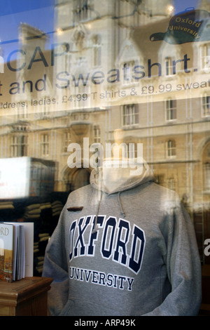 Ampia St, Oxford. La riflessione è quella di Baliol College. Foto Stock