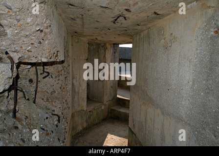 All'interno di un bunker tedesco in cima La Pointe du Hoc Foto Stock