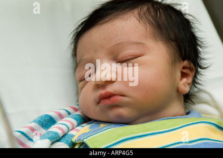 Neonato ragazza dorme Foto Stock