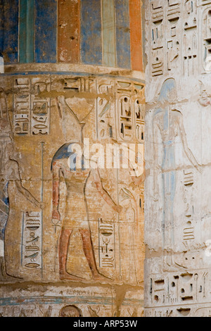 Rilievi colorate sulle colonne del colonnato della seconda corte Medinat Habu o tempio Haboe Cisgiordania Luxor Valle del Nilo in Egitto Foto Stock