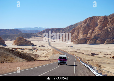 La strada attraverso il paesaggio del deserto, la penisola del Sinai, Repubblica di Egitto Foto Stock