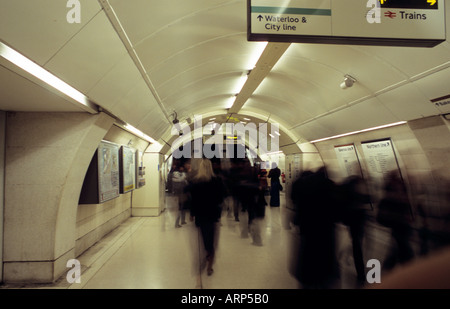 Immagine sfocata del movimento dei pendolari che camminano verso Waterloo e la City Line alla stazione della metropolitana di Waterloo London. Londra, Regno Unito. Foto Stock