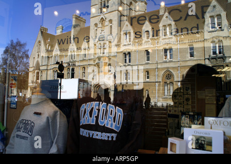 Ampia St, Oxford. La riflessione è quella di Baliol College. Foto Stock