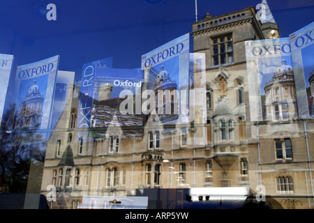 Ampia St, Oxford. La riflessione è quella di Baliol College. Foto Stock