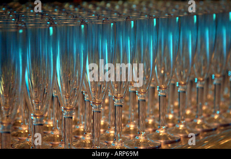 Vuoto flauti champagne su un bar in attesa di essere riempita Foto Stock