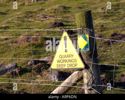 La torba LANE, GREENHOW, NIDDERDALE, N YORKS, UK. 12 feb 2008. Informazioni segno. Pericolo " lavorazioni di cava. Caduta di profonda' Foto Stock