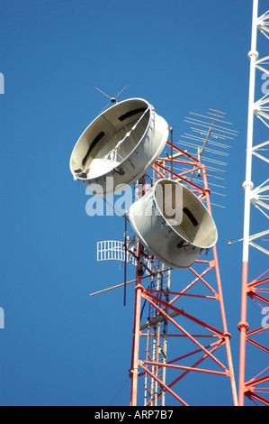 Downtown Atlanta telecommunications tower con telefono e TV tali piatti relè su di esso Foto Stock