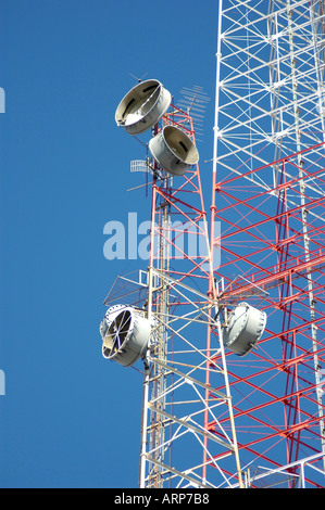 Downtown Atlanta telecommunications tower con telefono e TV tali piatti relè su di esso Foto Stock