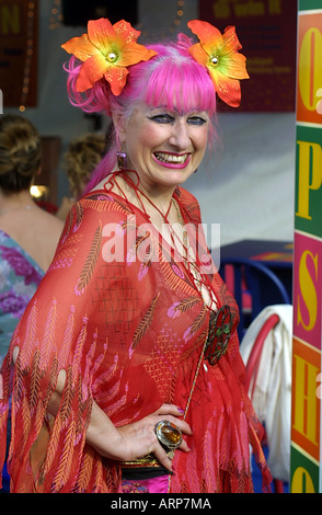 La stilista inglese Zandra Rhodes nella foto del 2004 Foto Stock