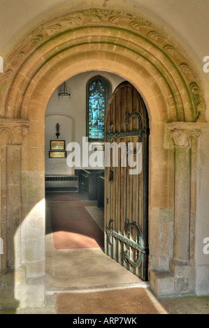 Arco porta St Marys chiesa normanna Beverston Gloucestershire Foto Stock