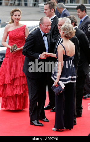 Il re Juan Carlos di Spagna, accompagnato da sua figlia Infanta Cristina, saluta gli ospiti del 2006 i premi Laureus a Barcellona Foto Stock