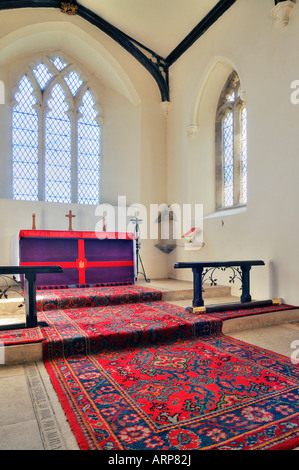 Coro e Altare St Marys chiesa normanna Beverston Gloucestershire Foto Stock