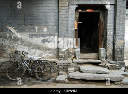 Dettaglio di originale ornato di pietre scolpite a porta ad una casa cortile in una storica hutong di Pechino Foto Stock