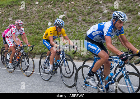 Lance Armstrong, sette volte vincitore del Tour de France, indossando la maglia gialla nella gara 2005 Foto Stock