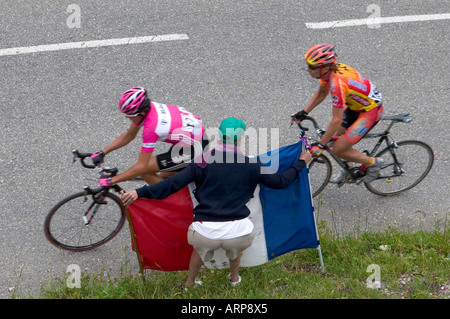 Spettatore sventola bandiera francese come i ciclisti nel 2005 Tour de France andare fino al Col du Galibier nelle Alpi francesi Foto Stock