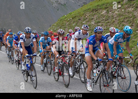 Piloti per il Tour de France in bicicletta fino al Col du Galibier nelle Alpi francesi Foto Stock