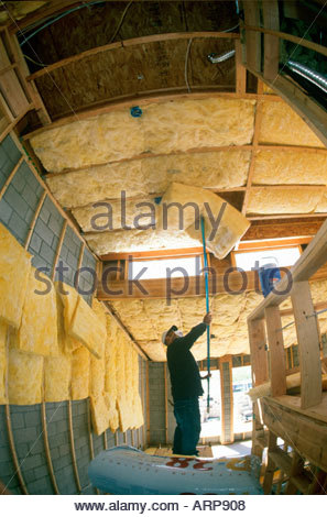 R30 R15 e R38 isolamento installato nel nuovo stile loft home in costruzione Tucson in Arizona Foto Stock