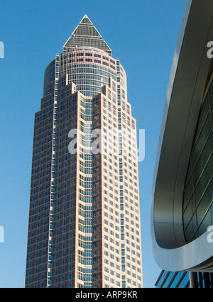 Il MesseTurm o del commercio equo nella torre la Messegelande complesso nella zona centrale di Francoforte, Germania Foto Stock