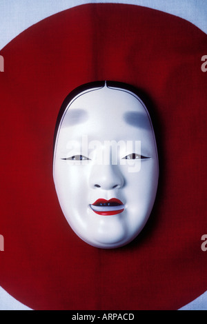 Maschera sulla bandiera giapponese Foto Stock