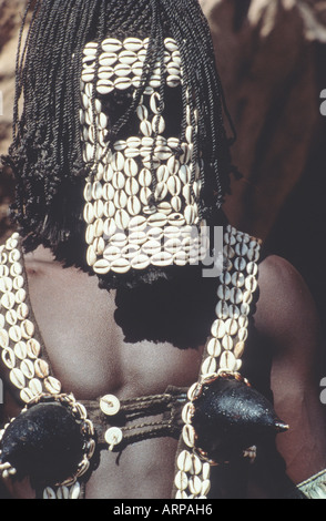 Dogo ballerino mascherato indossando maschera fatta di gusci come parte di maquerade Tirelli Village Mali Foto Stock