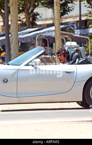 Giovane uomo in argento con sommità aperta auto sportive, Costa Brava, Spagna, Europa Foto Stock