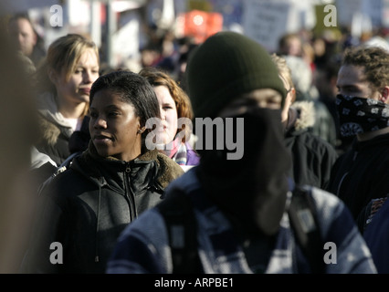 Protesta contro George W Bush ad Ottawa in Canada 2004 11 30 manifestanti mascherati Foto Stock