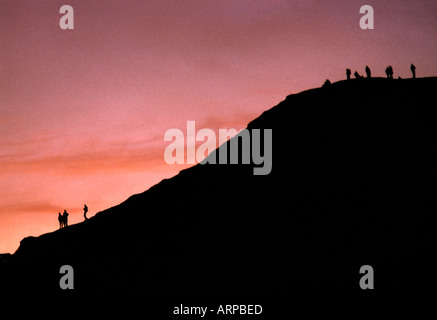 Stagliano figure di viaggiatori in piedi sul bordo del cratere del Monte Bromo Gunung Bromo in attesa di sunrise Java Indonesia Foto Stock