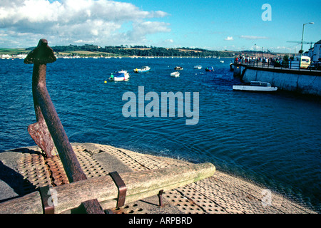 Appledore, Devonshire Inghilterra, vecchio elemento di ancoraggio sulla banchina con vista su Torridge Estuary Foto Stock