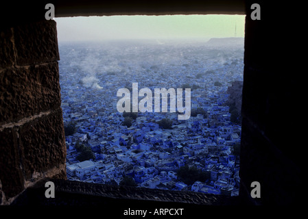 Vista su Jodphur di edifici blu dal Meherangarh Fort, Rajasthan, India Foto Stock
