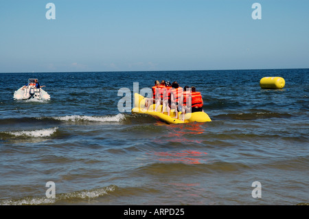 Le persone aventi il divertimento su una barca a banana Foto Stock