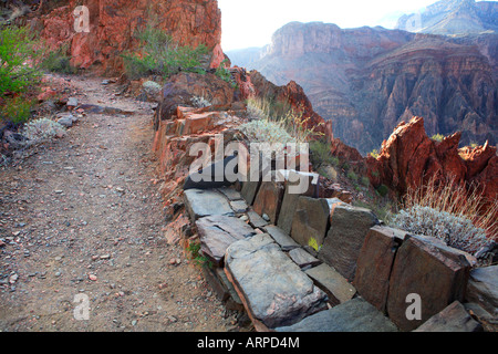 Banco di pietra da chiare Creek Trail vicino PHANTOM si affacciano all'interno del GRAND CANYON NEL PARCO NAZIONALE DEL GRAND CANYON ARIZONA USA Foto Stock