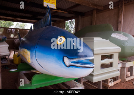 Un pesce bara sagomata in Ghana è uno dei numerosi bare unici in questo negozio Foto Stock