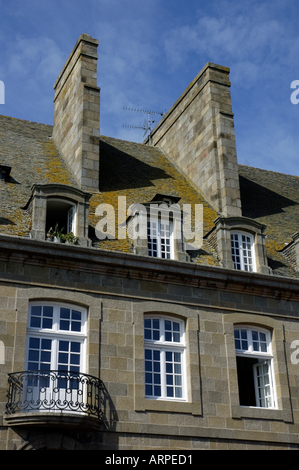 Francia Bretagna Saint Malo edificio nella città vecchia con tipica facciata Finestre e camino Foto Stock