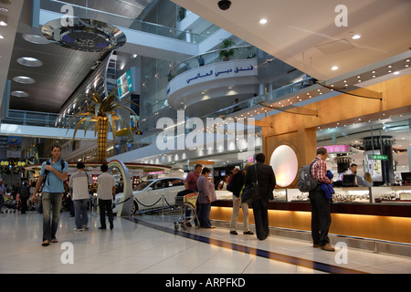 Aeroporto Internazionale di Dubai Emirati Arabi Uniti La Sheikh Rashid lounge di partenza e Duty Free Area Foto Stock