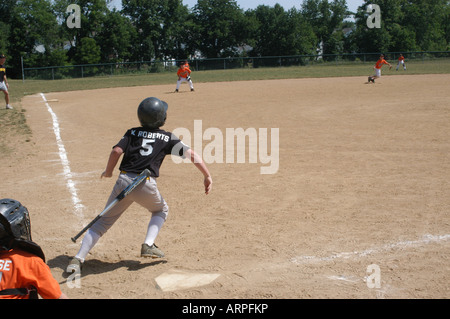 Little League Baseball player orologi palla in pastelle box dopo aver colpito, catcher fielders eght anno old boys, OHIO USA Foto Stock