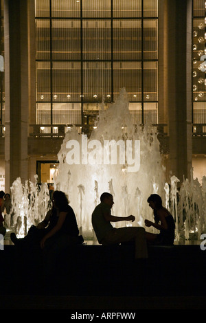 Persone raccolte intorno alla fontana del cortile principale del LINCOLN CENTER DI NOTTE NEW YORK CITY Foto Stock